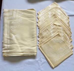 lot 152 image: Lovely Linens