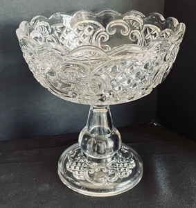 lot 172 image: Vintage Crystal and Glass Grouping