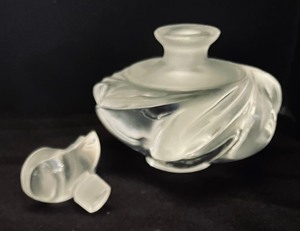 lot 10B image: Lalique Crystal Samoa Perfume Bottle