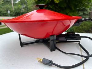 lot 245 image: West Bend Electric Wok