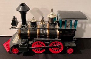 lot 284 image: Jim Beam Decanter Bottle 3 Car Train Set