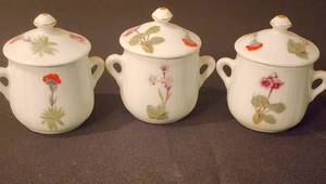 lot 313 image: Adorable Honeypot Set