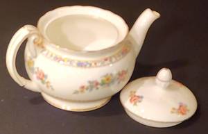 lot 314 image: Vintage Foley Bone China Ming Rose Tea Set