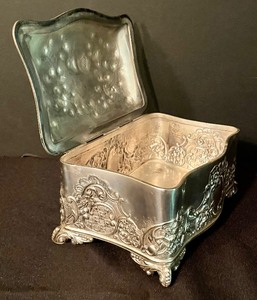 lot 387 image: Vintage Silver Plate Trinket Box