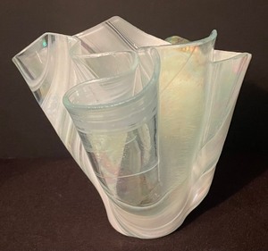 lot 393 image: Vintage Glass Handkerchief Vase