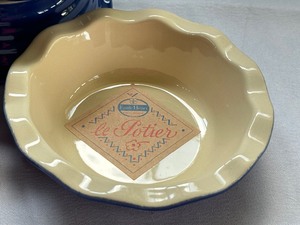 lot 403 image: (6) Emile Henry Le Potier Dishes