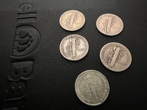 lot 28 image: LOT OF 5 SILVER MERCURY DIMES