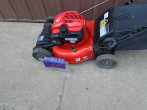 Craftsman newer self propelled lawn mower. Lightly used like new. As shown. THIS ITEM HAS A RESERVE.