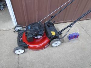 Toro self propelled mower. Lightly used like new. Tested & works. As shown. THIS ITEM HAS A RESERVE.
