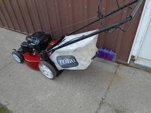 Toro self propelled 22 mower with bag. Lightly used. Like new. As shown. THIS ITEM HAS A RESERVE.