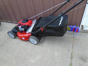 Troy Bilt self propelled mower with bag. Nearly new. Tested & works. As shown. THIS ITEM HAS A RESERVE.