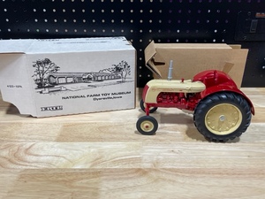 lot 24 image: ERTL Cockshutt 40 Deluxe Die Cast Tractor