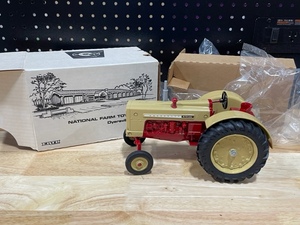 lot 25 image: ERTL Cockshutt 570 Super Die Cast Tractor