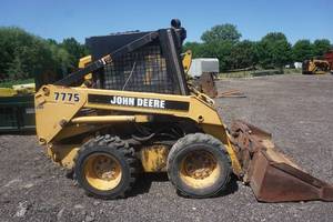 lot 3 image: John Deere 7775 Skid Loader Skid Steer