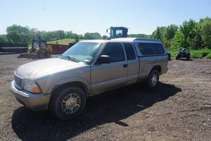 lot 4 image: 2000 GMC Sonoma SLS Extended Cab Pick Up Truck