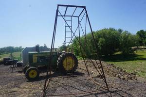 lot 7 image: 12 Metal Deer Box Stand Platform With Ladder