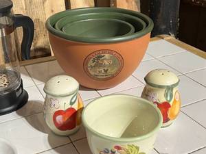 Lot of Kitchen Items