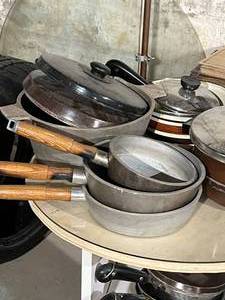 Wood ShelfTable & Pots & Pans