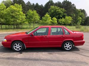 lot 10 image: 1998 Volvo S70
