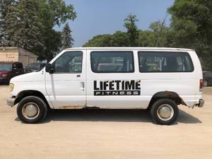 lot 8A image: 1994 Ford E-350 XLT