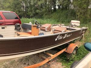 lot 11 image: 1983 Crestliner Boat
