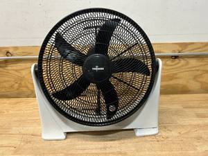 lot 57 image: TOSHIBA 20 in. 3 Speed Box Fan