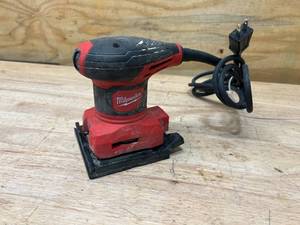 lot 113 image: MILWAUKEE 3 Amp 14 Sheet Corded Palm Sander