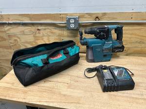 lot 119 image: MAKITA XRH01 Hammer Drill with DX01 Hepa Filter, Battery and Charger