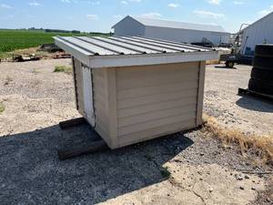 lot 10 image: Custom Built Insulated Dog House