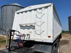 lot 9 image: Jet Manufacturing Hopper Bottom Semi Trailer