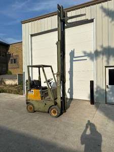 lot 32 image: Clark 3000 LB Forklift