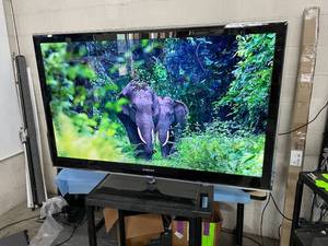 lot 7 image: Samsung UN55B7100 55 LED High Definition HDTV Display  Monitor  Television  TV with Table Stand