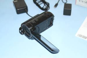lot 103 image: Canon Vixia HF R800 Lightweight Portable 1080p Video Camcorder  Camera System