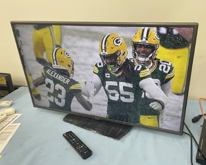 lot 8 image: LG 39LB5600 39 1080p HD LED HDTV Television  Display  Monitor with Table Stand and Remote Control
