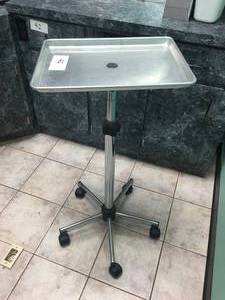 lot 44 image: Stainless Steel Rolling Salon Tray Measures Approx. 18 x 13 x 38