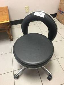 lot 133 image: Rolling Pedicure Chair