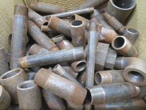 lot 8 image: BOX OF THREADED BLACK STEEL PIPE FITTINGS