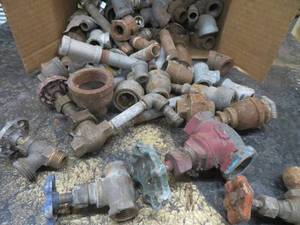 lot 12 image: BOX OF GALVANIZED FITTINGS, FACETS ADN SHUT OFFS