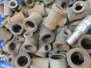 lot 13 image: HEAVY BOX OF PIPE FITTINGS 2OUTSIDE DIAMETER