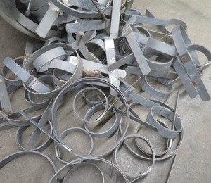 lot 20 image: GALVANIZED PIPE STRAPS IN A VARIETY OF SIZES.