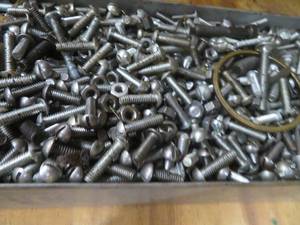 lot 40 image: NEW SCREWS