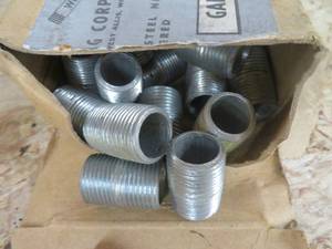 lot 83 image: GALV NIPPLES AND BUCKET OF PIPE