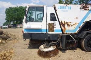 lot 25 image: Johnston Sweeper Model V3000 Commercial Street Sweeper