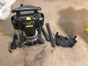 lot 6 image: DEWALT 10 Gal. Stainless Steel WetDry Vacuum Customer Returns See Pictures