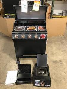 lot 11 image: Dyna-Glo 5-Burner Propane Gas Grill in Matte Black with TriVantage Multifunctional Cooking System  Customer Returns See Pictures