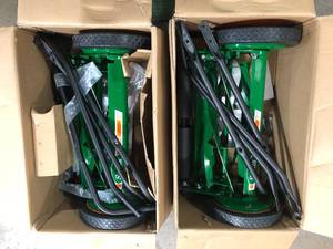 lot 22 image: 2 Lots of Scotts Scotts 16 in. Manual Walk Behind Push Reel Lawn Mower  Customer Returns See Pictures