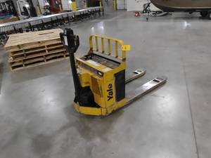 lot 8 image: Yale Electric Pallet Jack, Model MP...