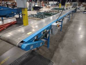 lot 133 image: Hytrol Power Belt Conveyor, 20 x 4...