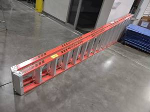 lot 200 image: Werner 16 2-Sided Fiberglass Step ...