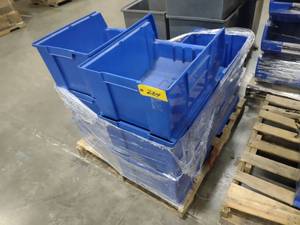 lot 284 image: (9) Quantum QUS955 Stacking Poly St...